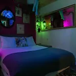 Unique Tiny Smart With Private Garden, Jacuzzi, Ps5, Cinema Projector - Wow Holiday home *