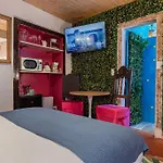 Unique Tiny Smart With Private Garden, Jacuzzi, Ps5, Cinema Projector - Wow Holiday home