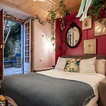 Unique Tiny Smart With Private Garden, Jacuzzi, Ps5, Cinema Projector - Wow Holiday home