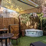 Holiday home Unique Tiny Smart With Private Garden, Jacuzzi, Ps5, Cinema Projector - Wow