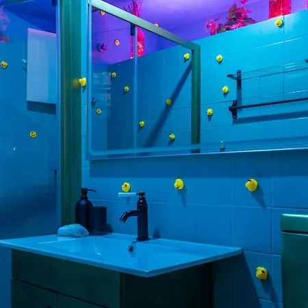 Сasa de vacaciones Unique Tiny Smart With Private Garden, Jacuzzi, Ps5, Cinema Projector - Wow