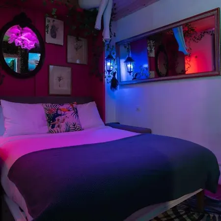 Сasa de vacaciones Unique Tiny Smart With Private Garden, Jacuzzi, Ps5, Cinema Projector - Wow