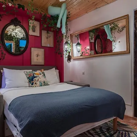 Unique Tiny Smart With Private Garden, Jacuzzi - Wow *